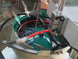 中频螺母点焊机为何要配和螺母自动输送机