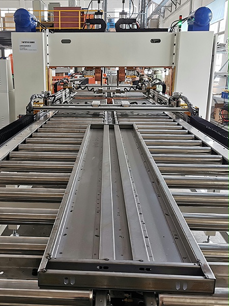 电梯门板加强筋自动焊接生产线